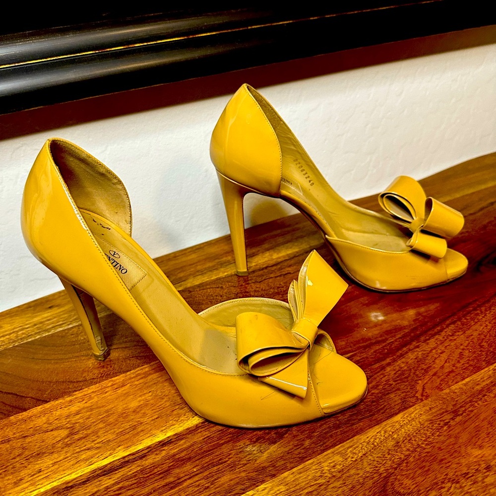 Valentino Neutral Patent Leather Bow Accents Pump